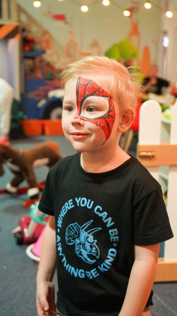 Репортажное фото ребенка на празднике — фотограф Алматы