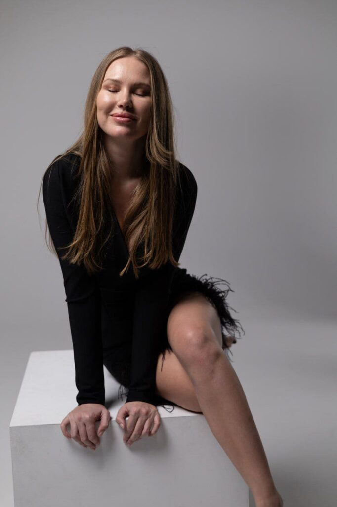 Студийный портрет девушки сидя — портфолио фотографа Алматы