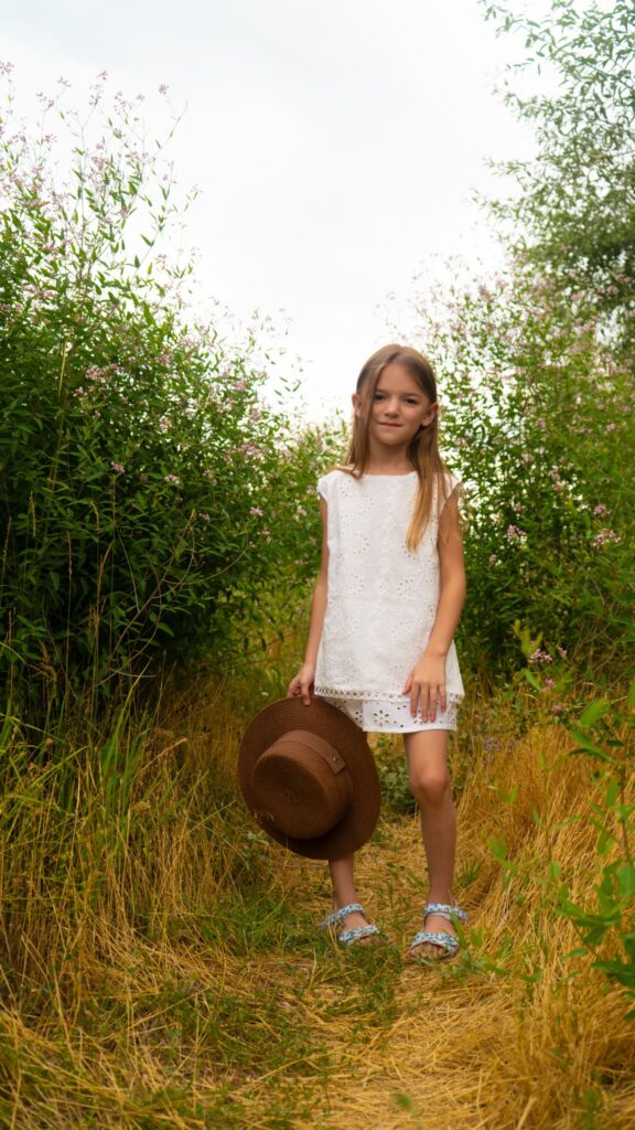 Портретная фотосессия девушки на природе — фотограф Алматы