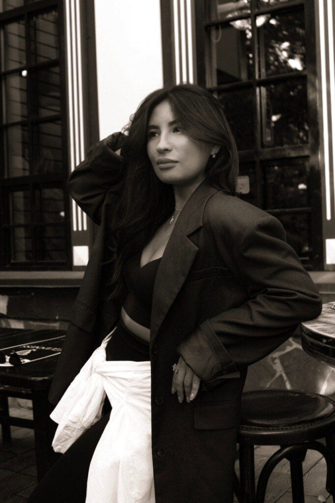 Стильная женская портретная фотосессия в городе — портфолио фотографа Алматы