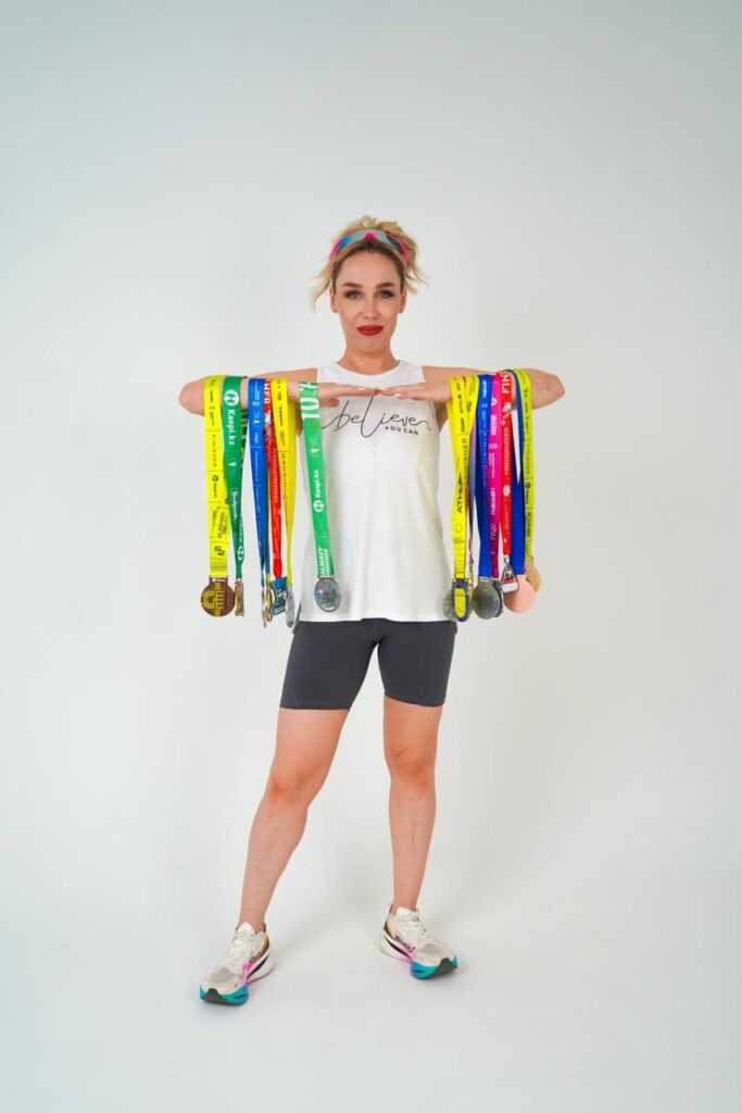 Студийная фотосессия с цветными лентами — яркий творческий образ в портфолио фотографа Алматы