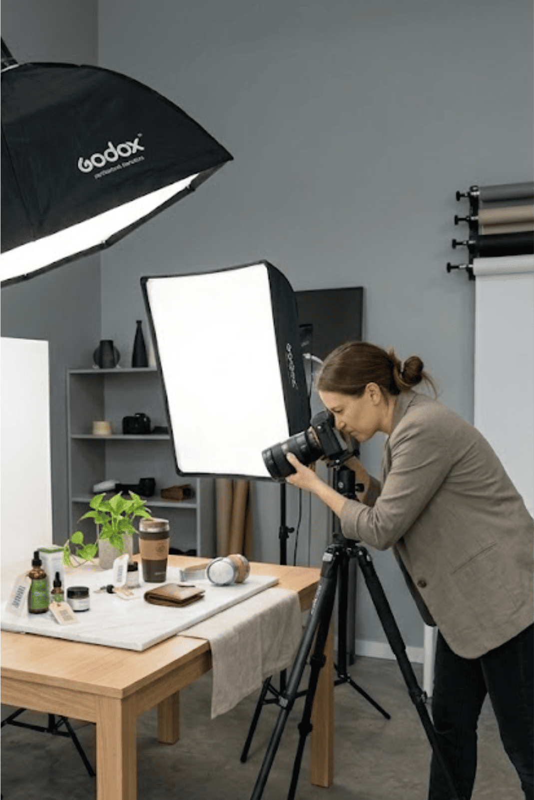 Предметная съёмка для маркетплейса в профессиональной фотостудии, фотограф снимает товары с профессиональным светом и оборудованием.